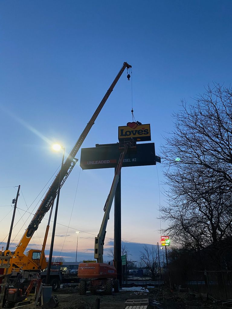 Love's Hi-Rise Pylon Installation